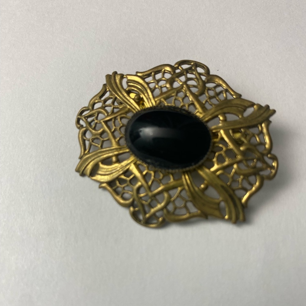 VINTAGE VICTORIAN STYLE  GOLD TONE BLACK LUCITE PIN BROOCH